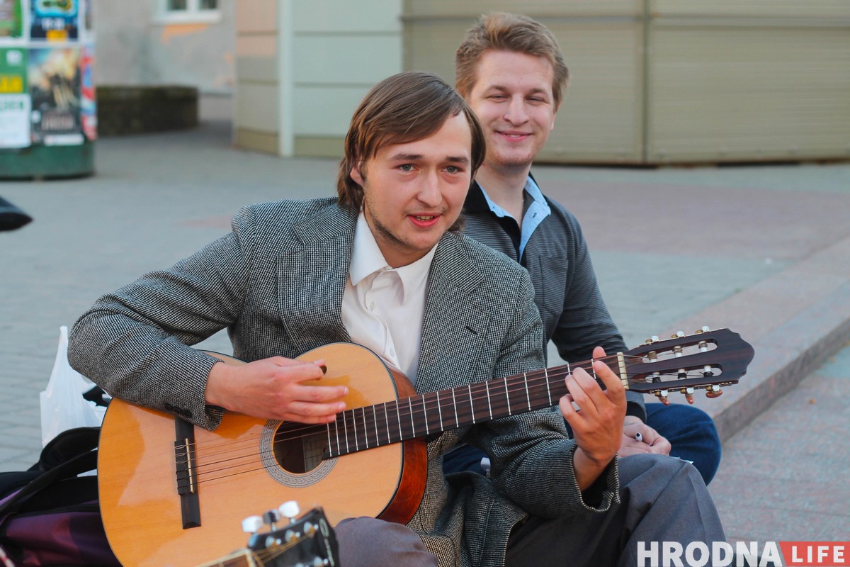 У цэнтры Гродна спявалі Вольскага і раздавалі зніжкі на канцэрт У цэнтры Гродна спявалі Вольскага і раздавалі зніжкі на канцэрт
