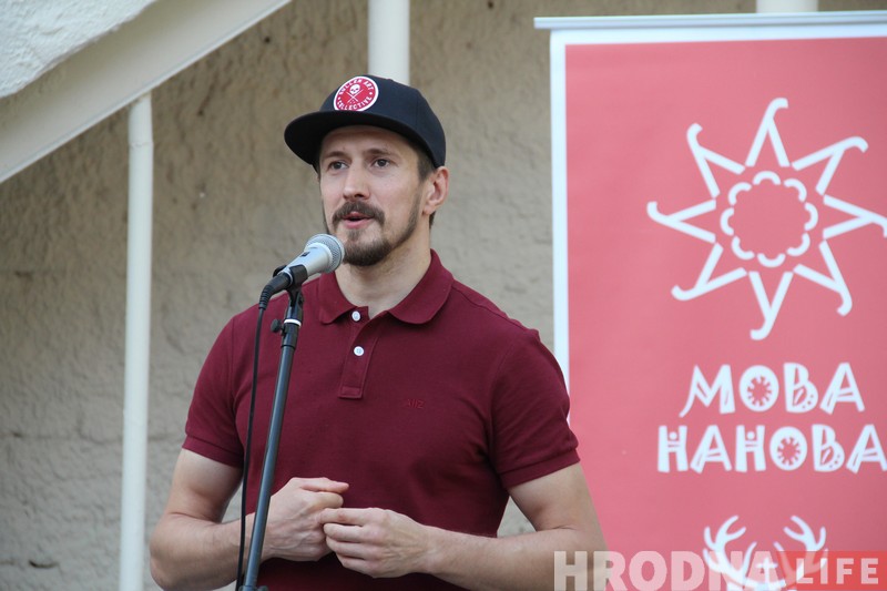 Очки снимать? На выпускном “Мовы Нанова” Виталь Гурков учил студентов боксировать