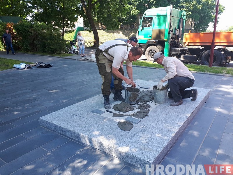 Фотофакт: У гродненских замков установілі памятник Давыду Городенскому