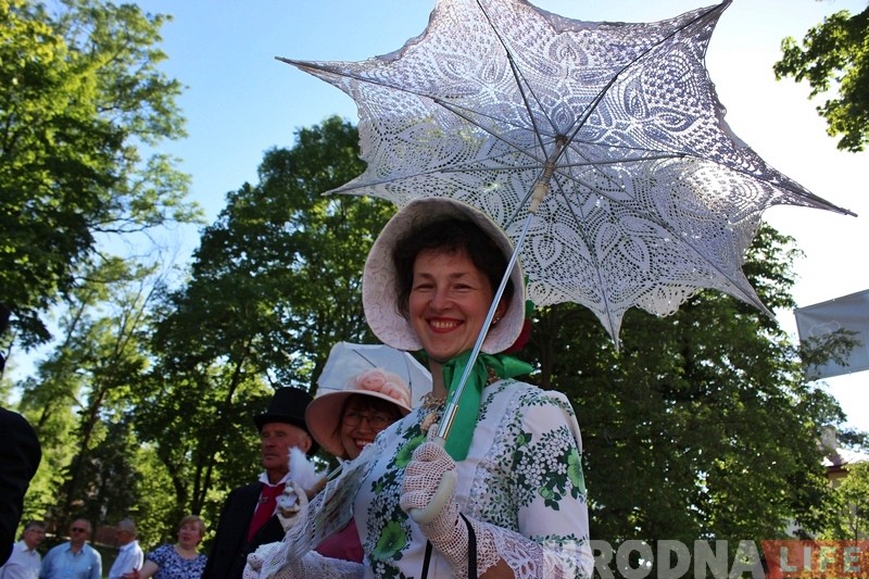 Фотафакт: летні баль прайшоў каля дома Ажэшкі ў Гродне Фотафакт: летні баль прайшоў каля дома Ажэшкі ў Гродне