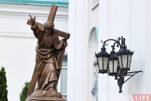 Кісць рукі як у варшаўскай скульптуры: ля ўваходу ў Фарны касцёл абнавілі статую Хрыста Статуя Ісуса Хрыста ля Фарнага касцёла ў Гродна. Тут праходзяць імшы і на польскай мове і на беларускай мове