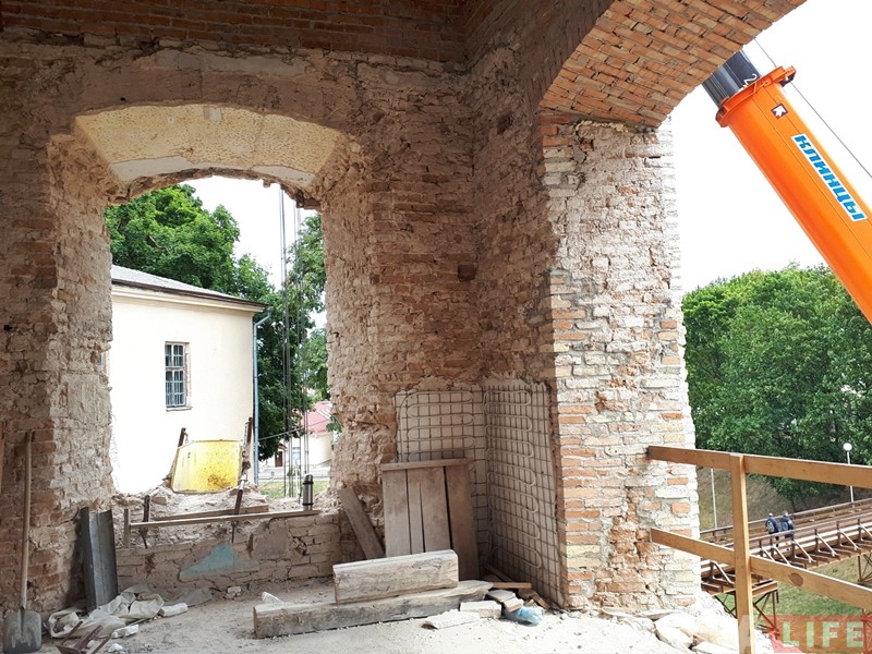 Фота знутры: глядзіце, як перабудоўваюць браму Старога замку ў Гродне Фота знутры: глядзіце, як перабудоўваюць браму Старога замку ў Гродне
