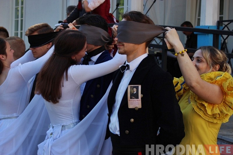 Фотафакт: летні баль прайшоў каля дома Ажэшкі ў Гродне Фотафакт: летні баль прайшоў каля дома Ажэшкі ў Гродне