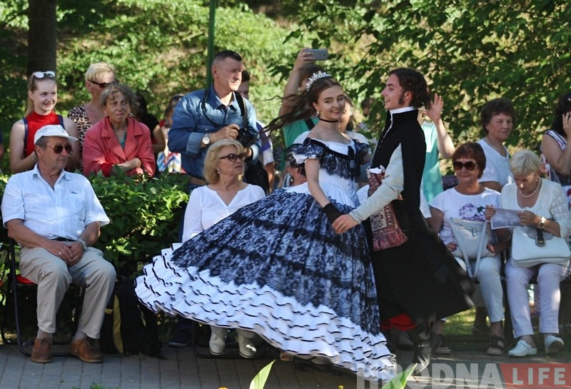 Фотафакт: летні баль прайшоў каля дома Ажэшкі ў Гродне Фотафакт: летні баль прайшоў каля дома Ажэшкі ў Гродне
