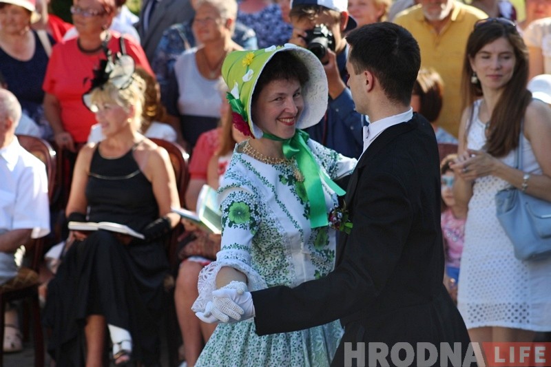 Фотафакт: летні баль прайшоў каля дома Ажэшкі ў Гродне Фотафакт: летні баль прайшоў каля дома Ажэшкі ў Гродне