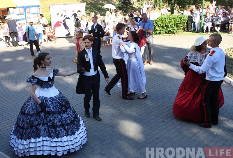 Фотафакт: летні баль прайшоў каля дома Ажэшкі ў Гродне Фотафакт: летні баль прайшоў каля дома Ажэшкі ў Гродне