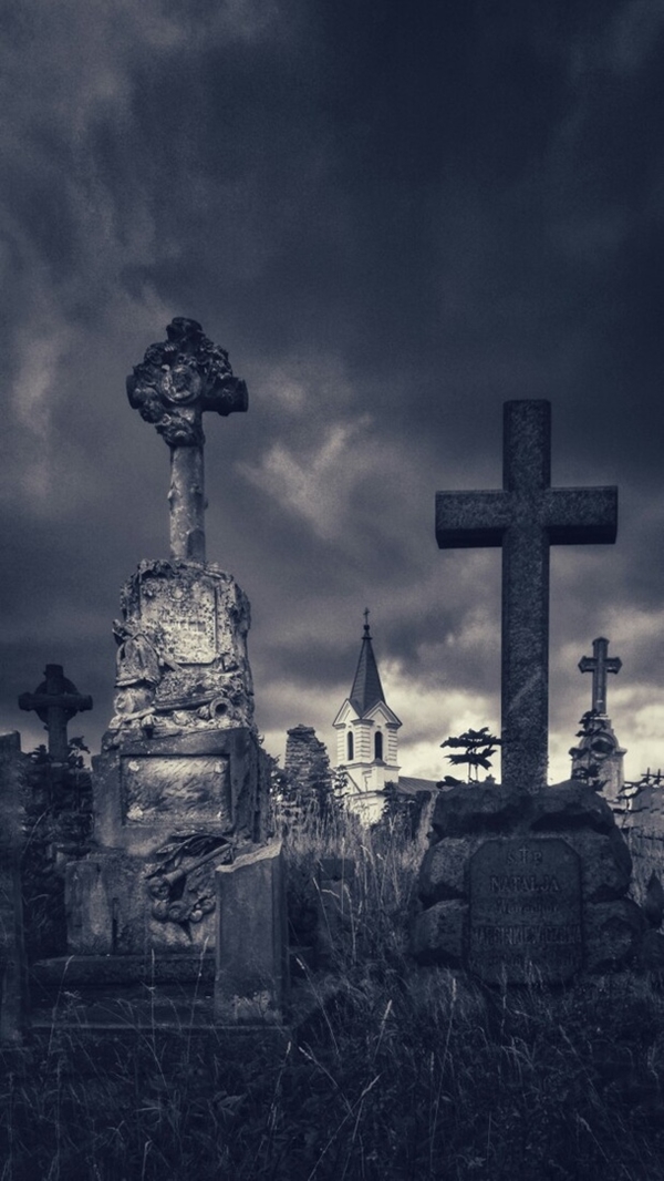 Як з фільма жахаў: гродзенка зрабіла цікавыя фота старых могілак Як з фільма жахаў: гродзенка зрабіла цікавыя фота старых могілак