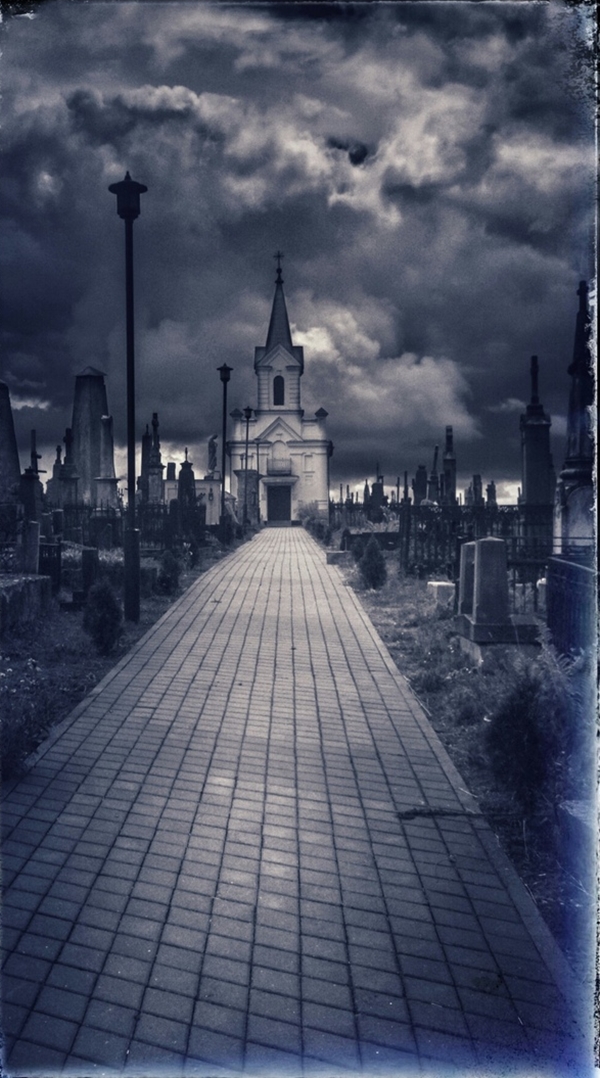 Як з фільма жахаў: гродзенка зрабіла цікавыя фота старых могілак Як з фільма жахаў: гродзенка зрабіла цікавыя фота старых могілак