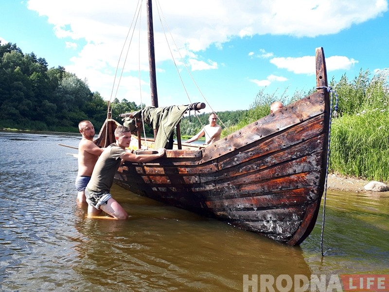 "Уяўляеш сябе вікінгам". Як мы плылі па Нёману на баявой ладдзі X стагоддзя "Уяўляеш сябе вікінгам". Як мы плылі па Нёману на баявой ладдзі X стагоддзя