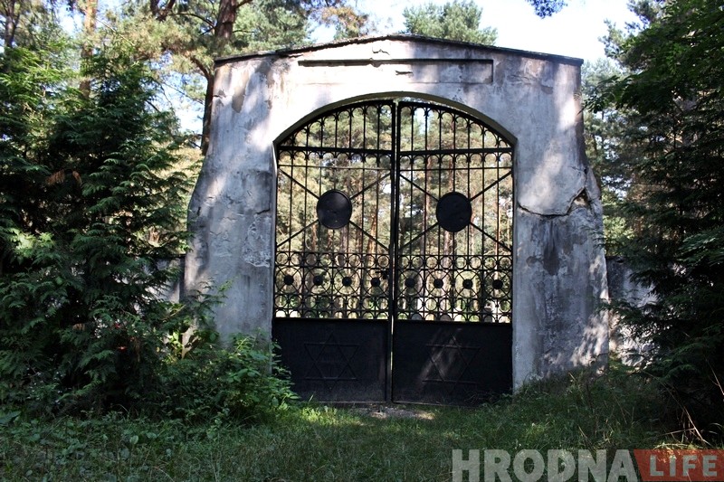 Туристы месяц не могут попасть на еврейское кладбище в Гродно. Город уволил охранников и поставил замок