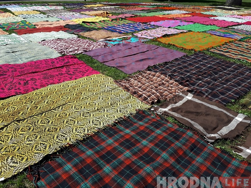 Глядзіце, як прыгожа выглядае сушка старых дываноў і посцілак ля Новага замка