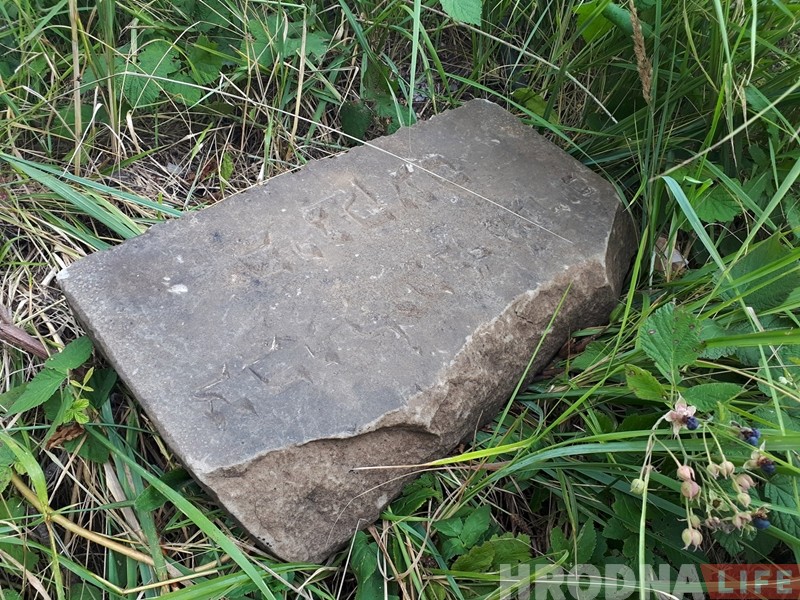 Ля абрынутага берага Гараднічанкі зноў знаходзяць яўрэйскія надмагільныя пліты Ля абрынутага берага Гараднічанкі зноў знаходзяць яўрэйскія надмагільныя пліты