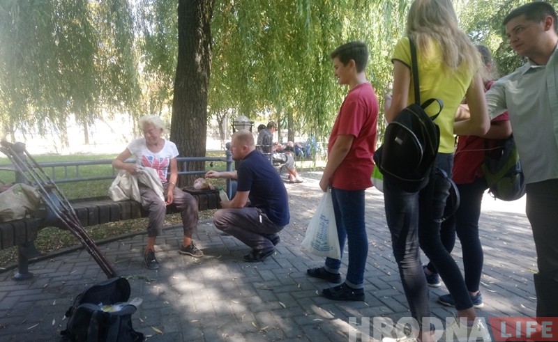 Гродзенская моладзь на вуліцах горада падзялілася ежай з беднымі і бяздомнымі