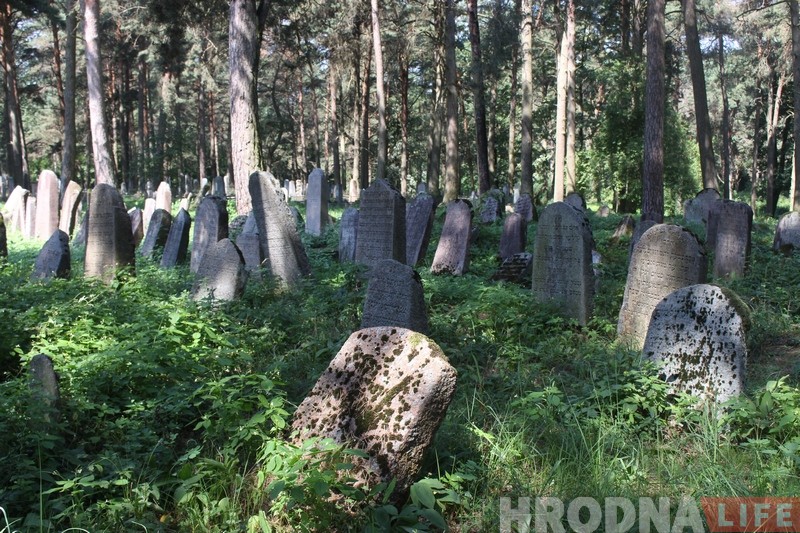 Туристы месяц не могут попасть на еврейское кладбище в Гродно. Город уволил охранников и поставил замок