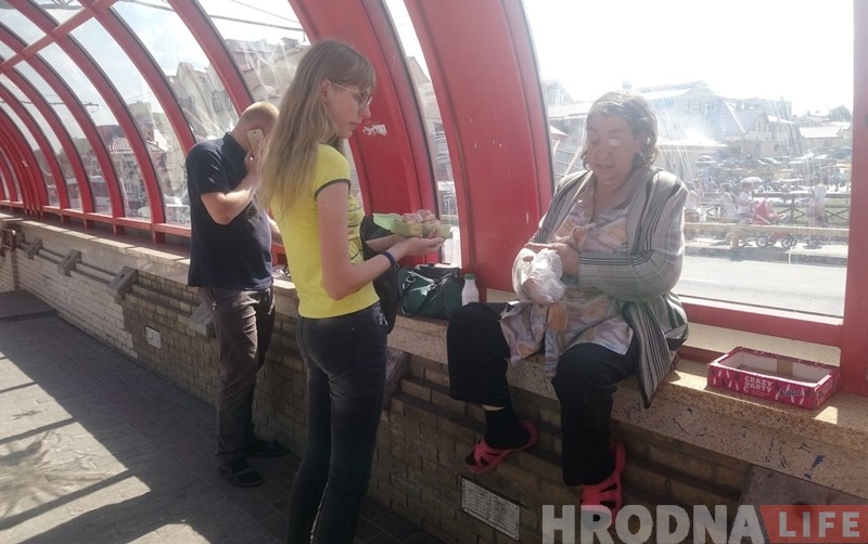 Гродзенская моладзь на вуліцах горада падзялілася ежай з беднымі і бяздомнымі