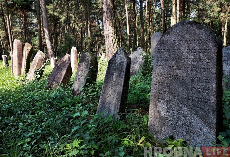 Туристы месяц не могут попасть на еврейское кладбище в Гродно. Город уволил охранников и поставил замок