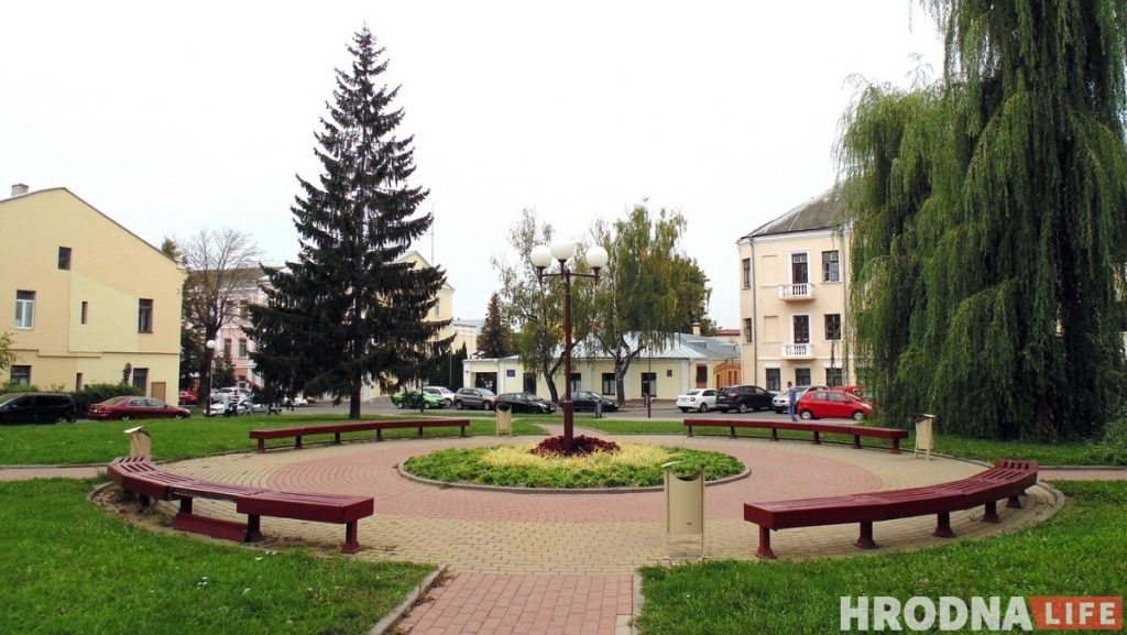 Сквер за “тэкстылямі” перажывае апошнюю восень: там пабудуюць офісны цэнтр. Што думаюць гродзенцы?