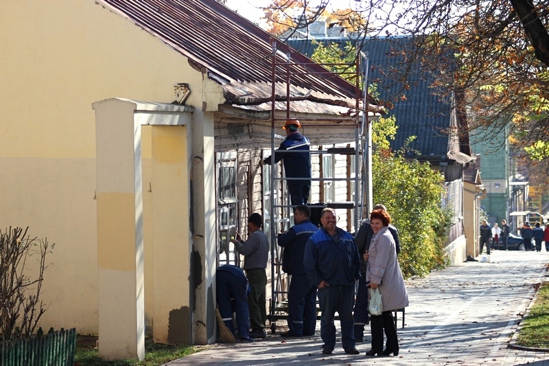 «Ад суседзяў засталася толькі скрыпка». Гісторыя дома, які рыхтавалі да прыезду Лукашэнкі «Ад суседзяў засталася толькі скрыпка». Гісторыя дома, які рыхтавалі да прыезду Лукашэнкі