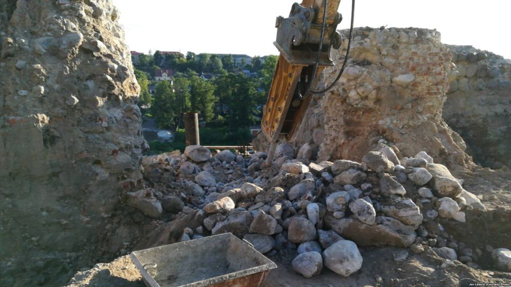 Пракуратура адказала наконт разбуранай «сцяны Вітаўта» на каралеўскім замку ў Гродне