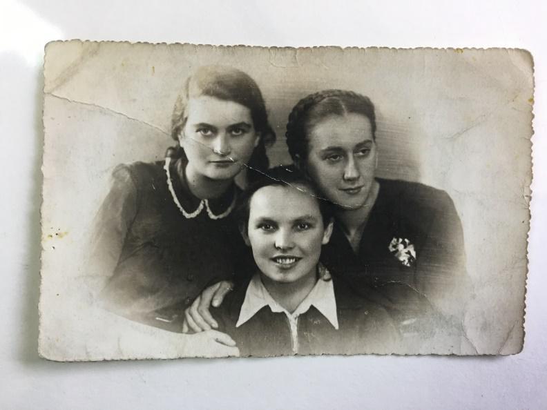 Тры адважныя жанчыны: незвычайная гісторыя фотаздымка, які зрабілі ў Гродне ў час Другой сусветнай Тры кур’еры. З правага боку: Лoнка (Лiя) Казібродская, Бэла Чазан, Тэма Шнeйдэрман. Здымак быў зроблены ў гестапа падчас каляднай вечарыны ў снежні 1941 г.