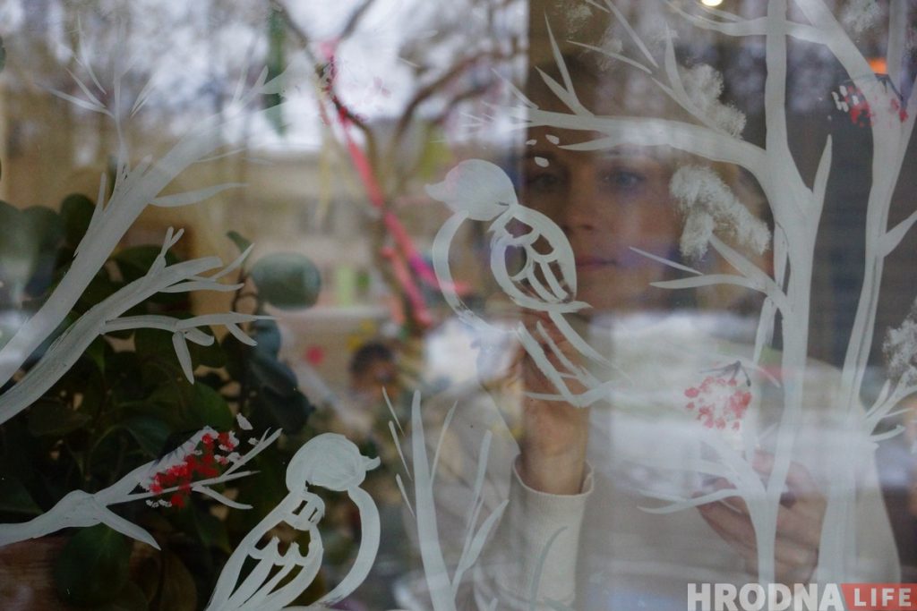 Першы снег для дзіцячага хоспіса. Мастакі распісалі вокны для дзяцей раней за мароз
