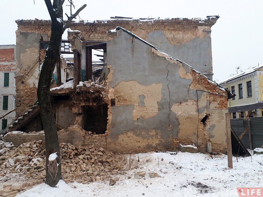 Застанецца толькі частка фасада: пачалася рэканструкцыя закінутага дома каля абласнога КДБ Застанецца толькі частка фасада: пачалася рэканструкцыя закінутага дома каля абласнога КДБ