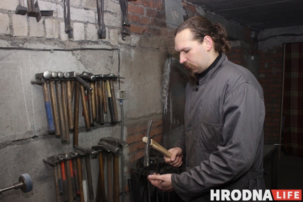 Даспехі на аснове археалогіі: рэпартаж з майстэрні гродзенскага платнера Даспехі на аснове археалогіі: рэпартаж з майстэрні гродзенскага платнера