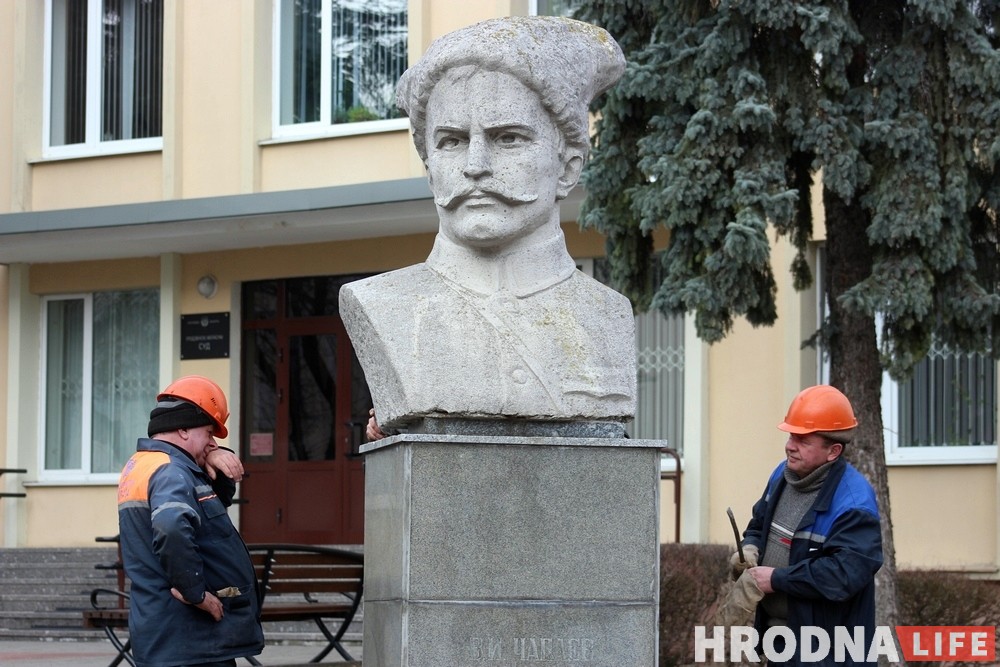 Чапаева ў Гродне знялі з п'едэстала. Фота Чапаева ў Гродне знялі з п'едэстала. Фота