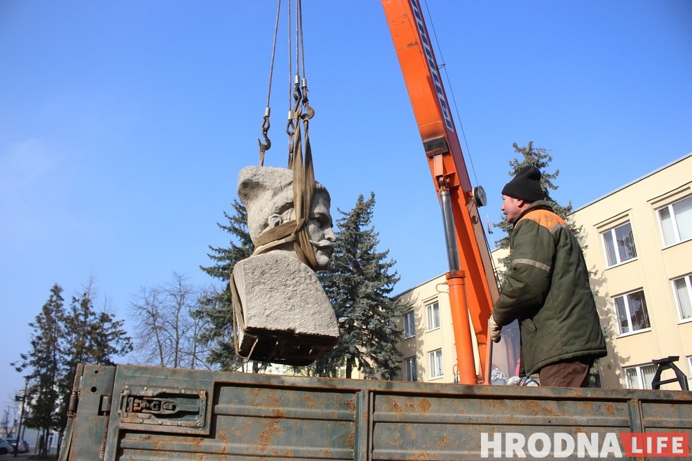Чапаева ў Гродне знялі з п'едэстала. Фота Чапаева ў Гродне знялі з п'едэстала. Фота