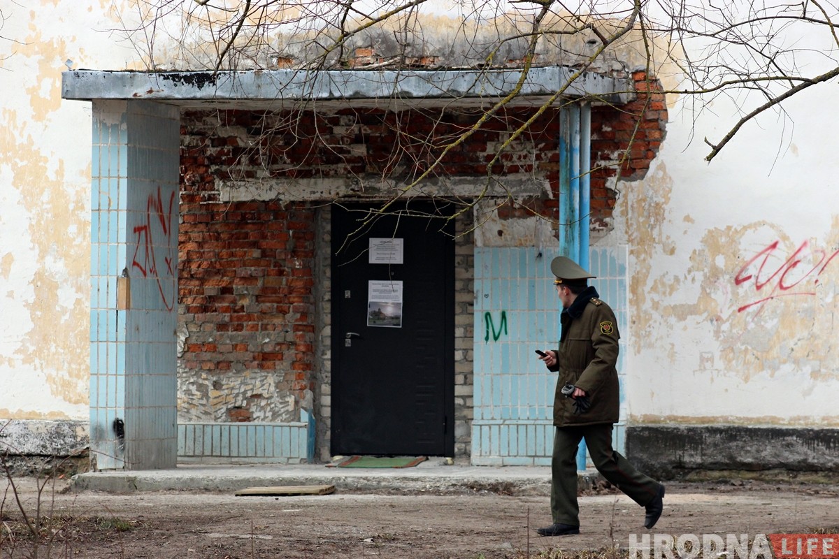 «Всё делаем сами». Бывший спортзал военного городка стал местом молитв
