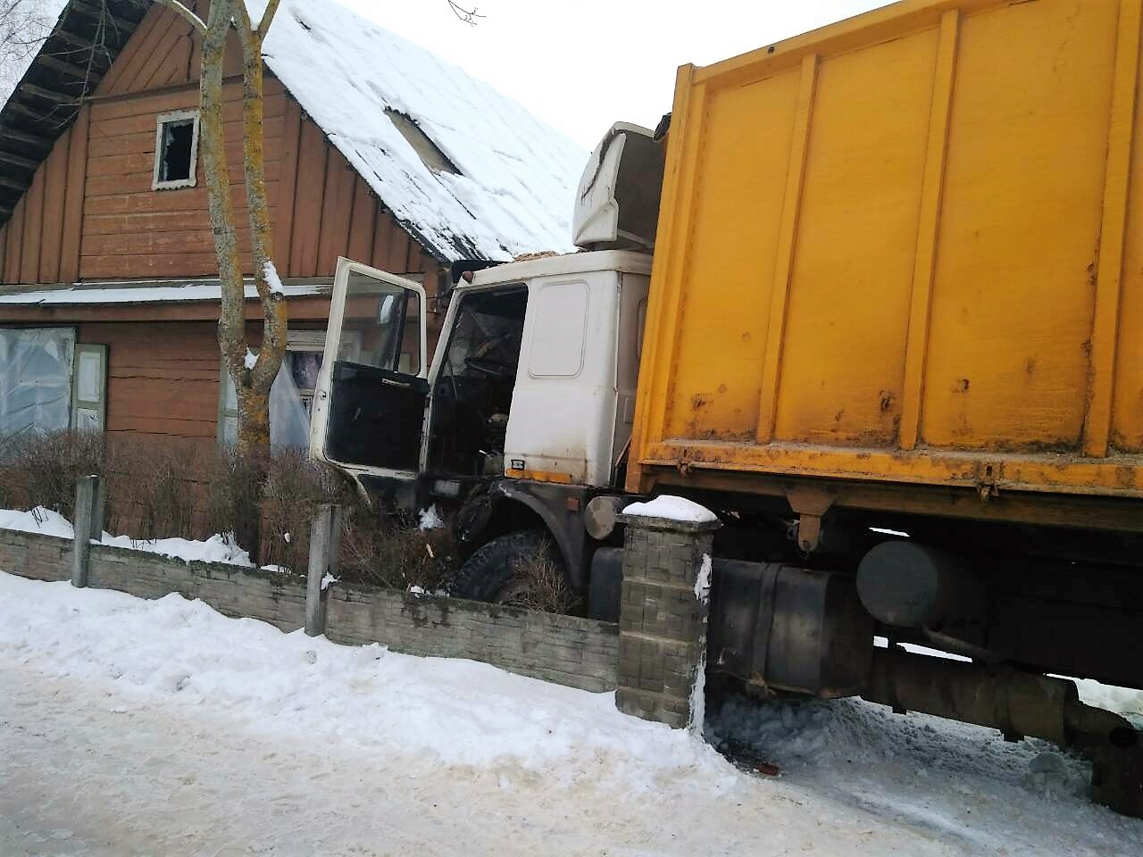 Пад Гродна "МАЗ" вылецеў з праезнай часткі, знёс плот і заехаў у дом