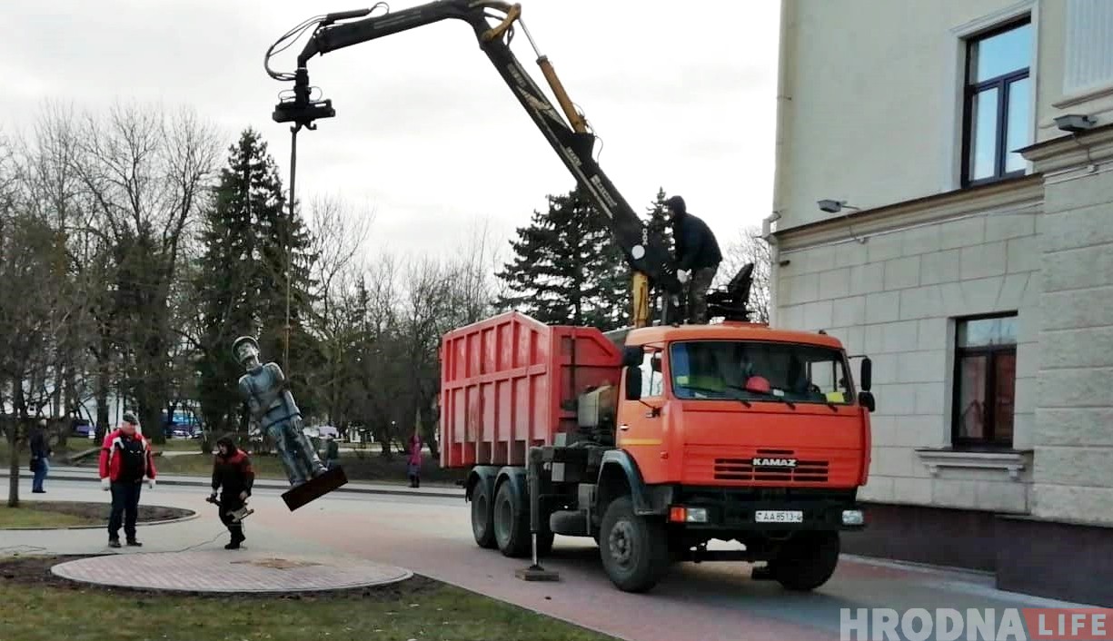 "Боже, храни Гродно!" Что говорят в соцсетях про демонтаж "туриста" на Советской