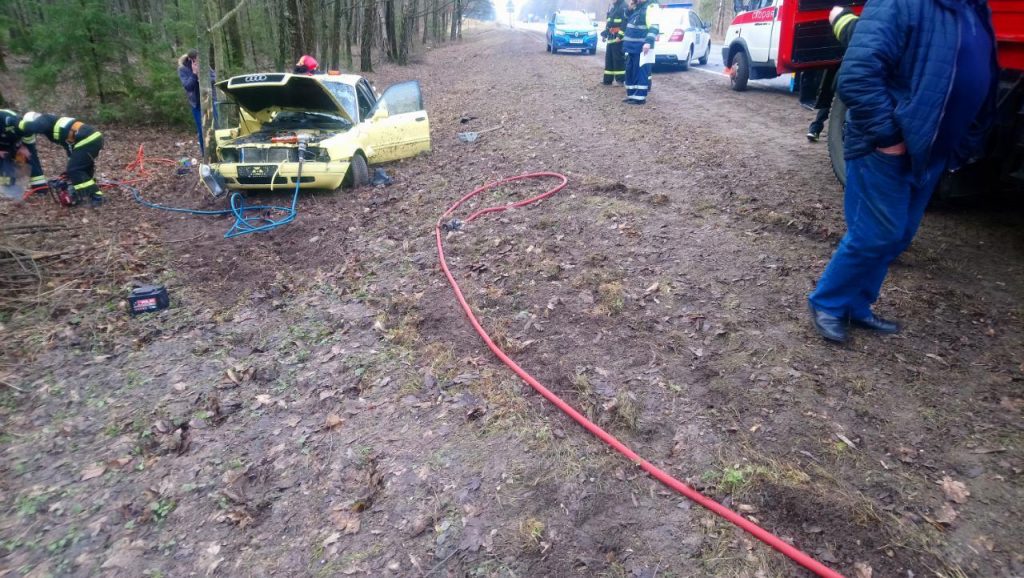 Жанчына спрабавала абагнаць грузавік і заехала ў дрэва. Пасажыр ў бальніцы з траўмамі