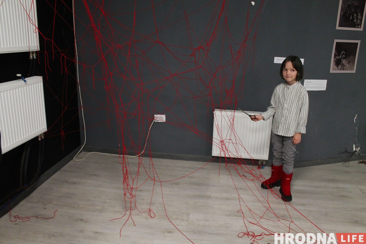 “Лес дзяўчыны”. У Гродне адкрылася выстава з творамі, якія можна знішчаць