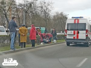 У Лідзе перавярнуўся трактар з металічнай бочкай. Што адбылося?