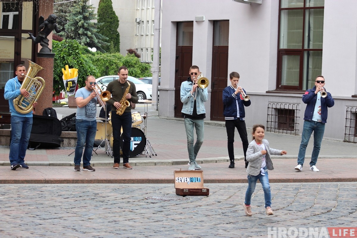 «Вулічныя выступы зрабілі нас папулярнымі». Гурт з Парэчча адкрыў сезон вулічных канцэртаў у Гродне