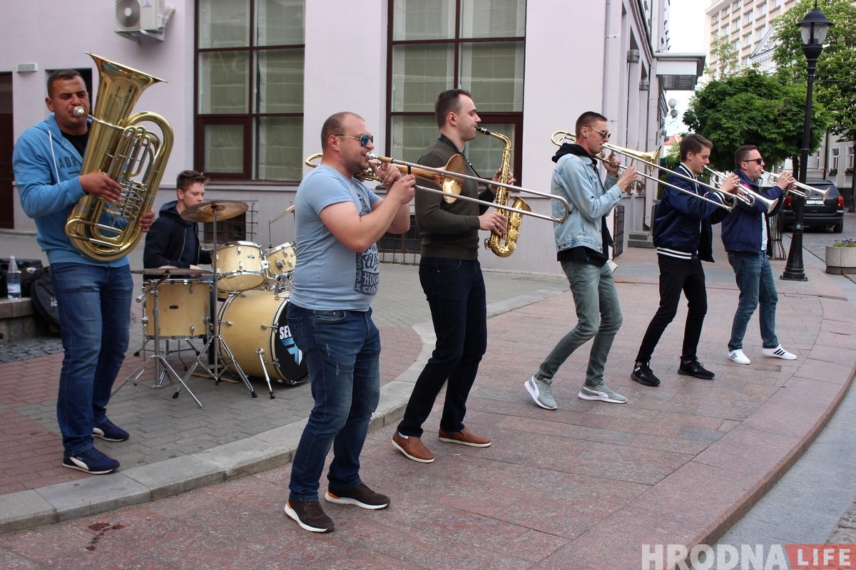 «Вулічныя выступы зрабілі нас папулярнымі». Гурт з Парэчча адкрыў сезон вулічных канцэртаў у Гродне