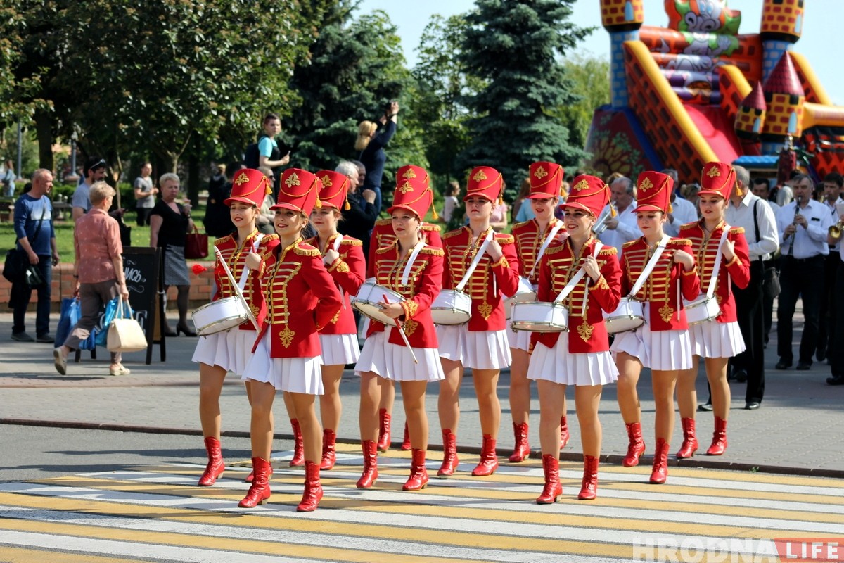 С самолетами и танками: в Гродно прошел парад детских колясок