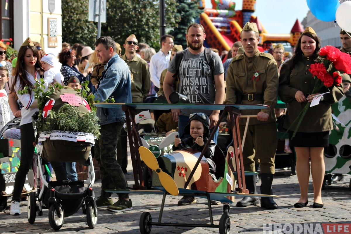 С самолетами и танками: в Гродно прошел парад детских колясок