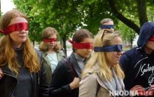 Па Новым Свеце з завязанымі вачамі. Прайшліся па Гродне, які нельга пабачыць, але можна адчуць Па Новым Свеце з завязанымі вачамі. Прайшліся па Гродне, які нельга пабачыць, але можна адчуць
