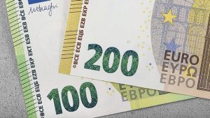 Са спадарожнікавымі галаграмамі і вузейшыя. Новыя купюры 100 і 200 еўра паступаюць у абарачэнне