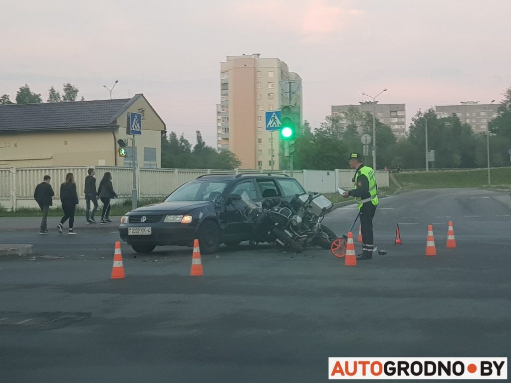 На вуліцы Соламавай у Гродне сутыкнуліся матацыкл і аўтамабіль