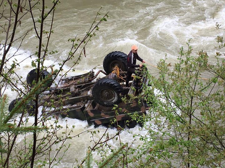 В Карпатах в реку перевернулся грузовик с белорусскими туристами. Три человека погибли
