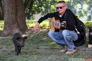 "Фунціка маглі загрызці". Музыкант выратаваў парася і цяпер яны ўсюды разам