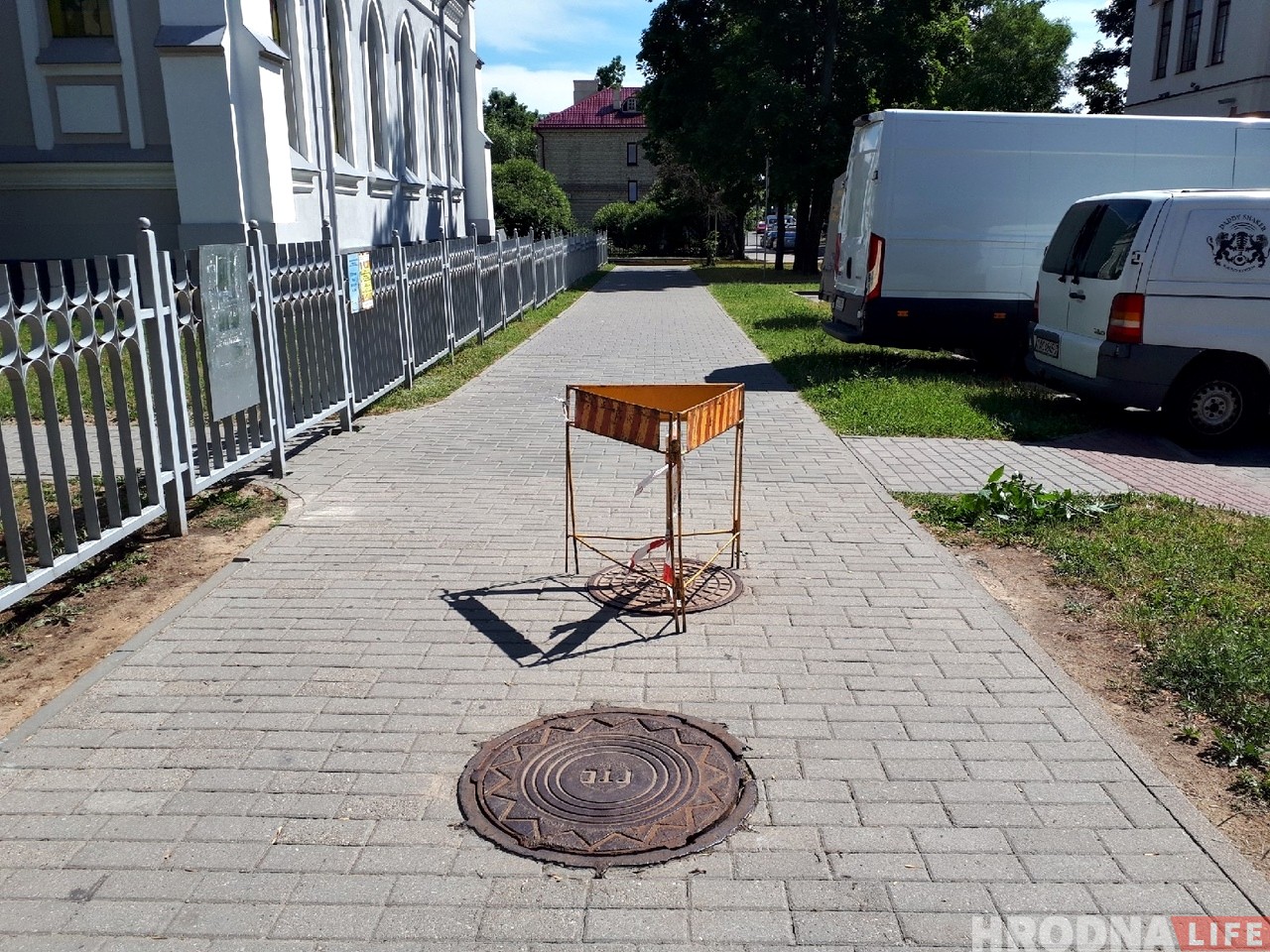 В Гродно школьник в прямом эфире провалился в канализационный люк
