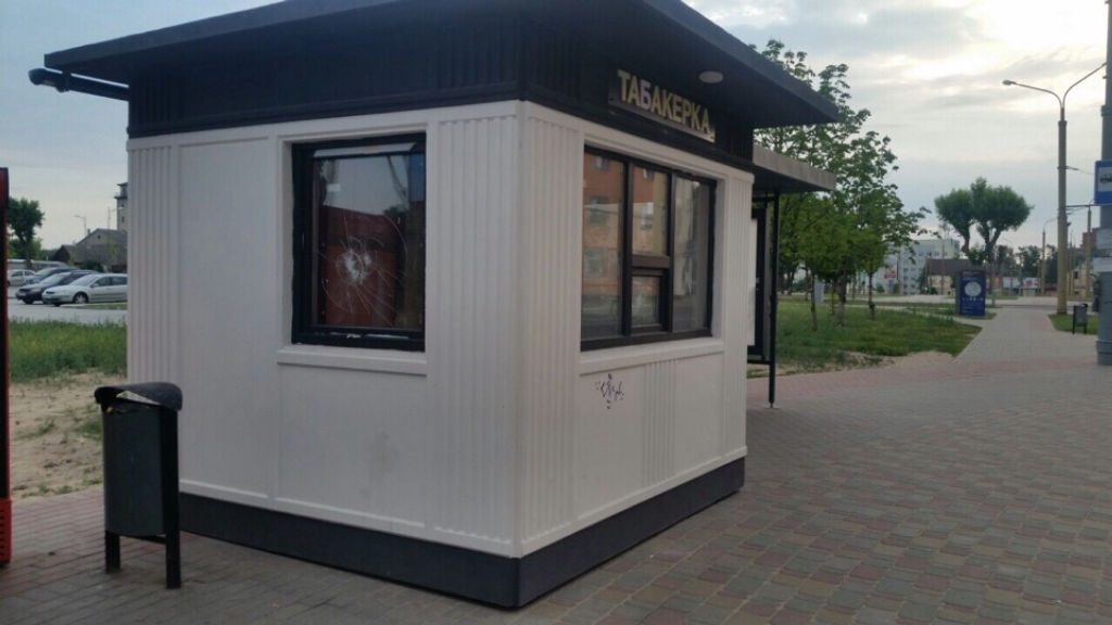П'яны гродзенец разбіў шкло ў шапіках "Табакерка" П'яны гродзенец разбіў шкло ў шапіках "Табакерка"