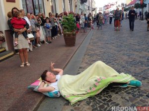 «Цяжка было расставацца». Парася Фунцік і вулічны музыкант скончылі выступаць у Гродне