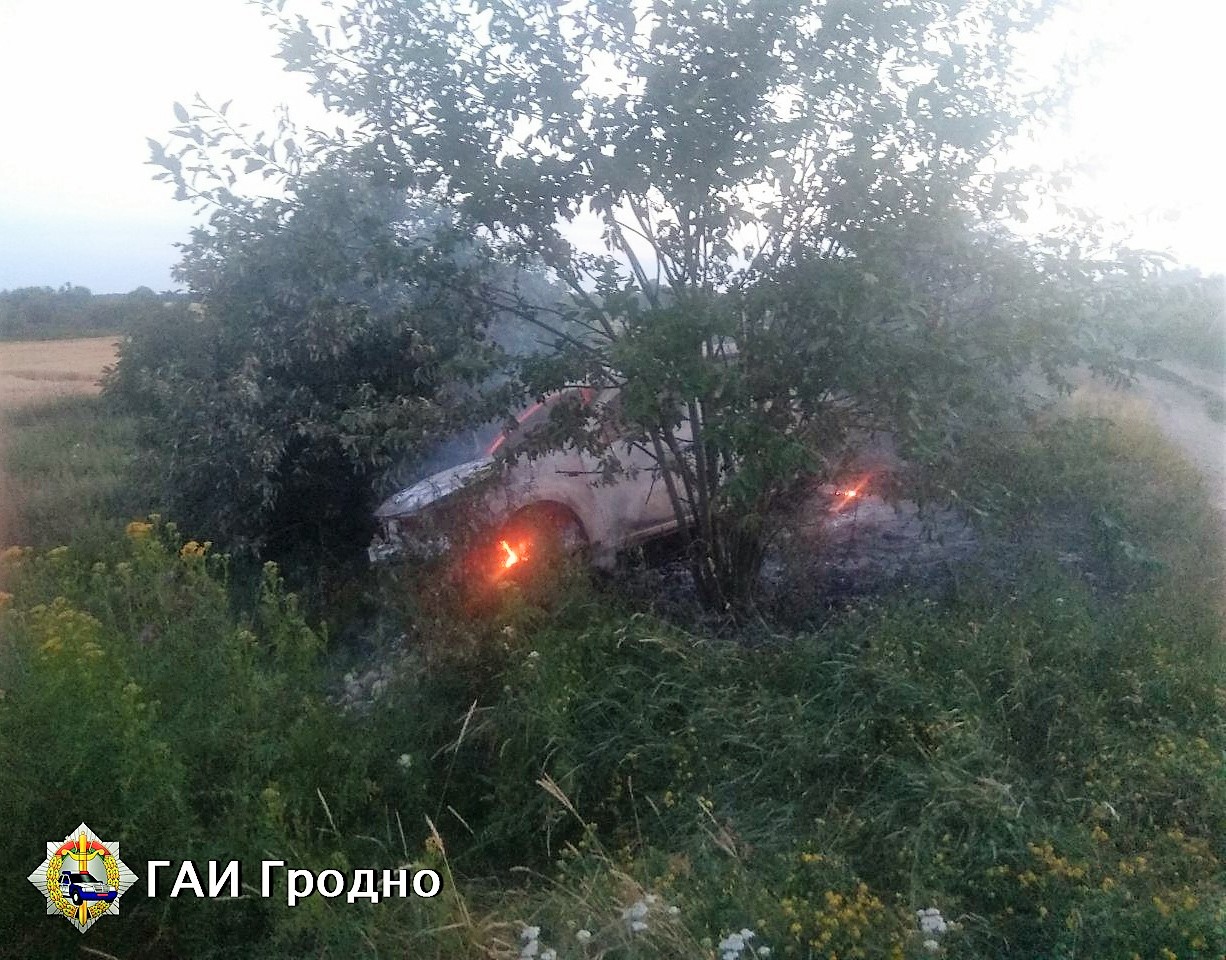 Под Гродно 16-летний выпил, угнал автомобиль и попал в аварию. Авто полностью сгорело