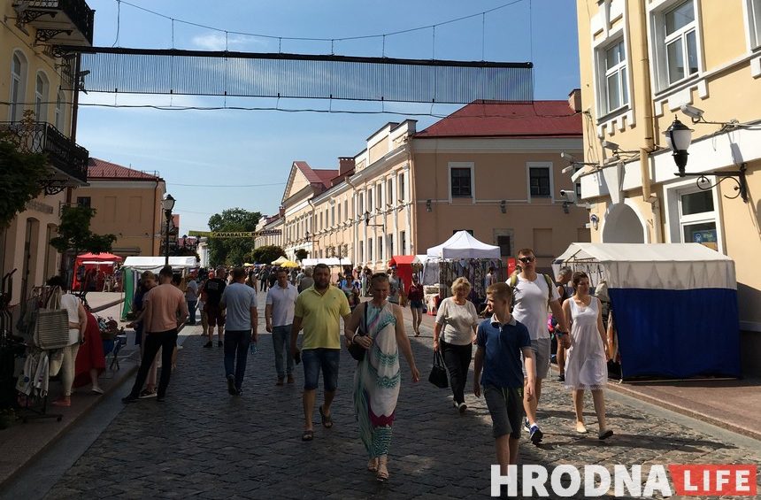 «Дазвол не патрабуецца, але ёсць нюансы». Чаму па выхадных пешаходная Савецкая так падобная да рынкаў 90-х?