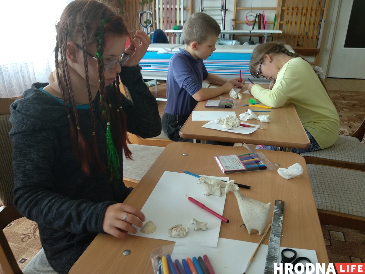 «Мама любіць сонейка, тата – чорныя сэрцайкі»... Гродзенскі мастак другі год летам праводзіць заняткі з асаблівымі дзецьмі «Мама любіць сонейка, тата – чорныя сэрцайкі»... Гродзенскі мастак другі год летам праводзіць заняткі з асаблівымі дзецьмі